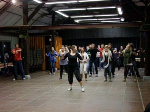 Leer met een groep in korte tijd een synchrone en flitsende dans. 